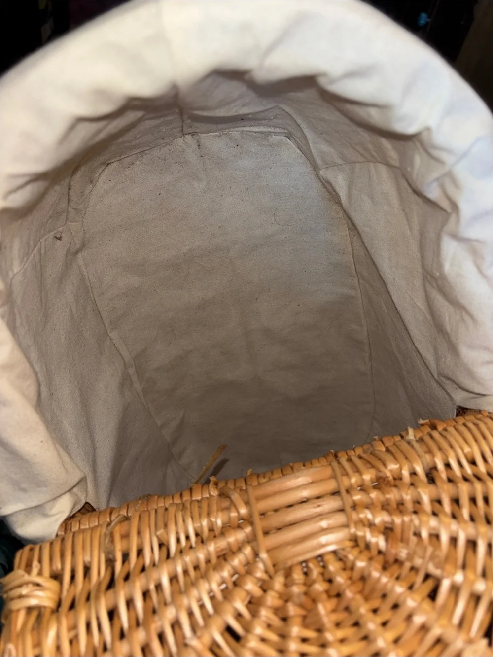 EUC hand-woven wicker picnic basket features a double-lid design and a white fab